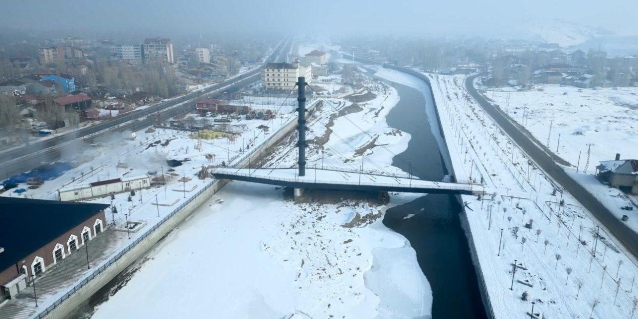 Yüzeyi buzla kaplanan Murat Nehri havadan görüntülendi