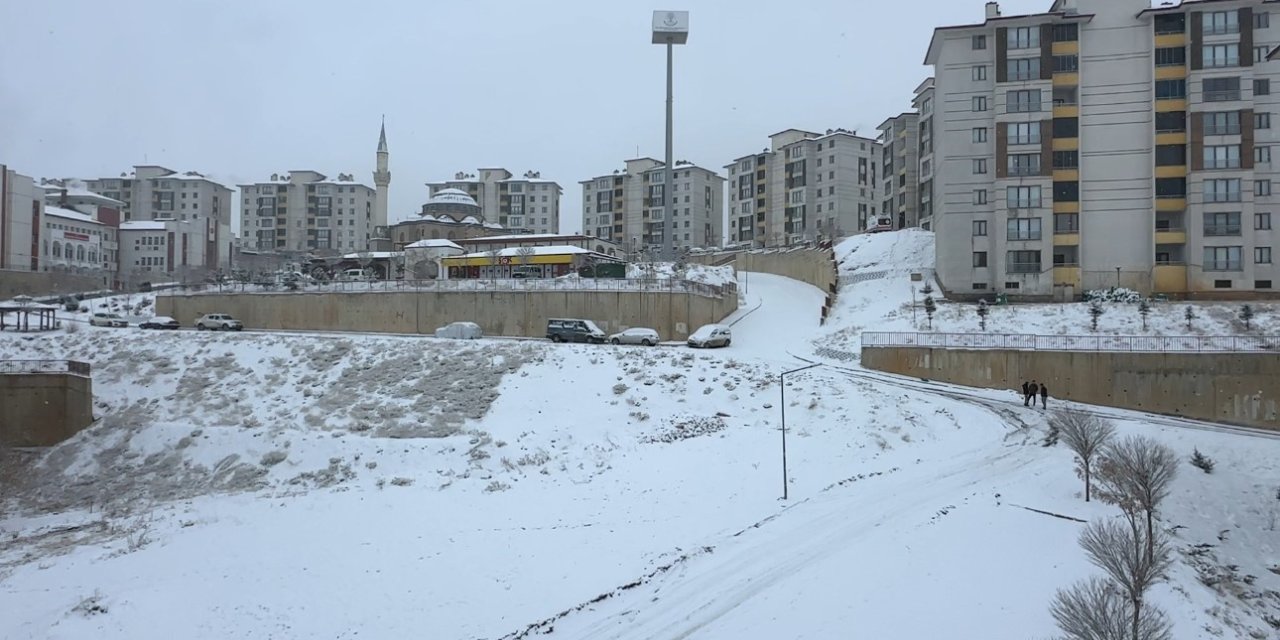 Yüksekova’da kar yağışı başladı