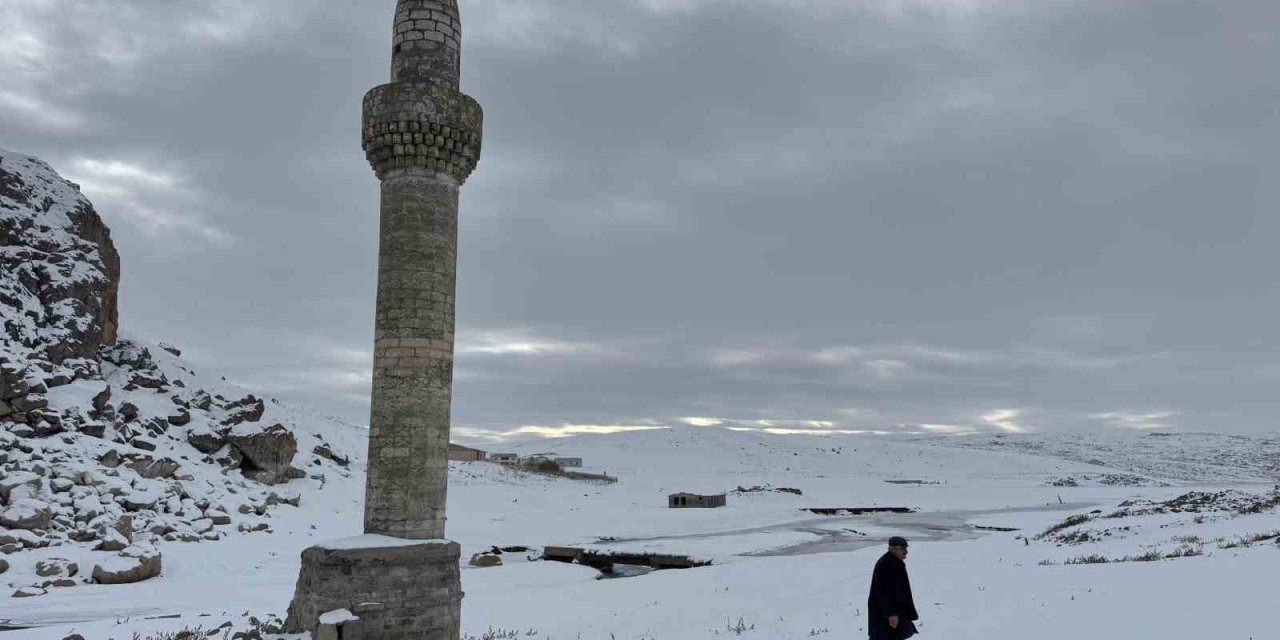 Ağrı’daki cami minaresi Yazıcı Barajı’nın simgesi oldu