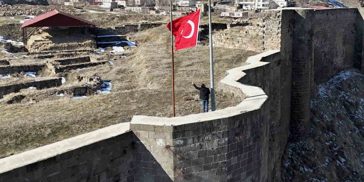 Bitlis Kalesi’nde bayrak yarıya indirildi