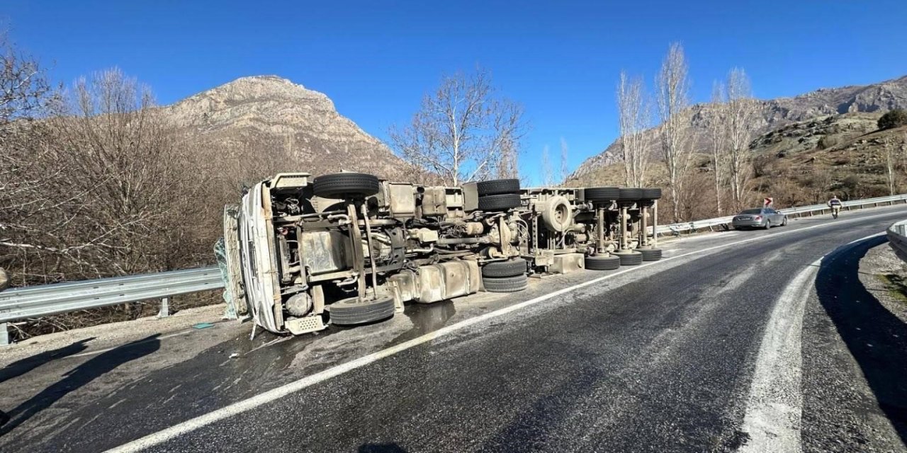 Bitlis’te tır devrildi: 1 yaralı