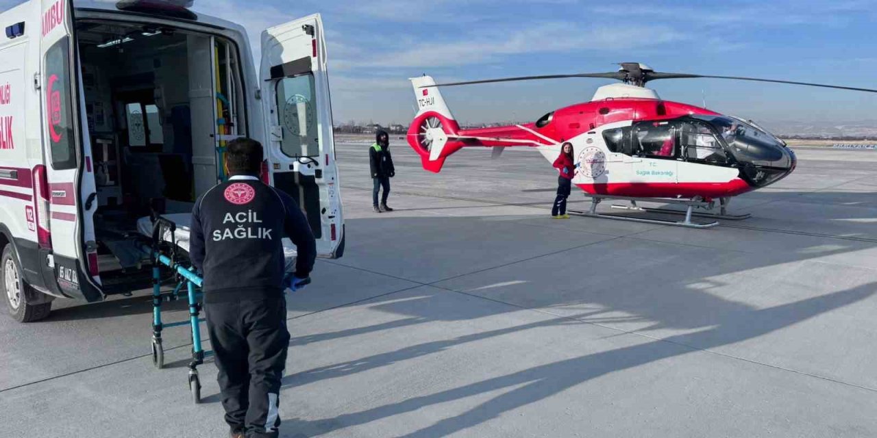 Göğüs ağrısı çeken hasta, ambulans helikopter ile Van’a getirildi