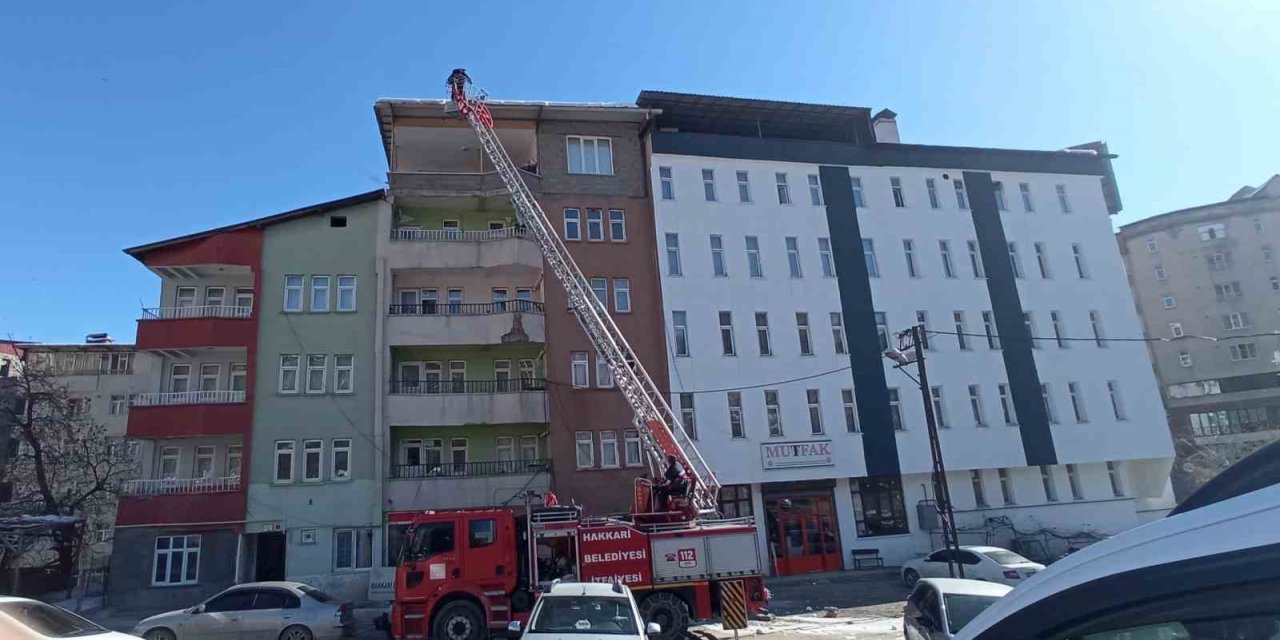 Hakkari’de tehlike saçan buzlar temizlendi