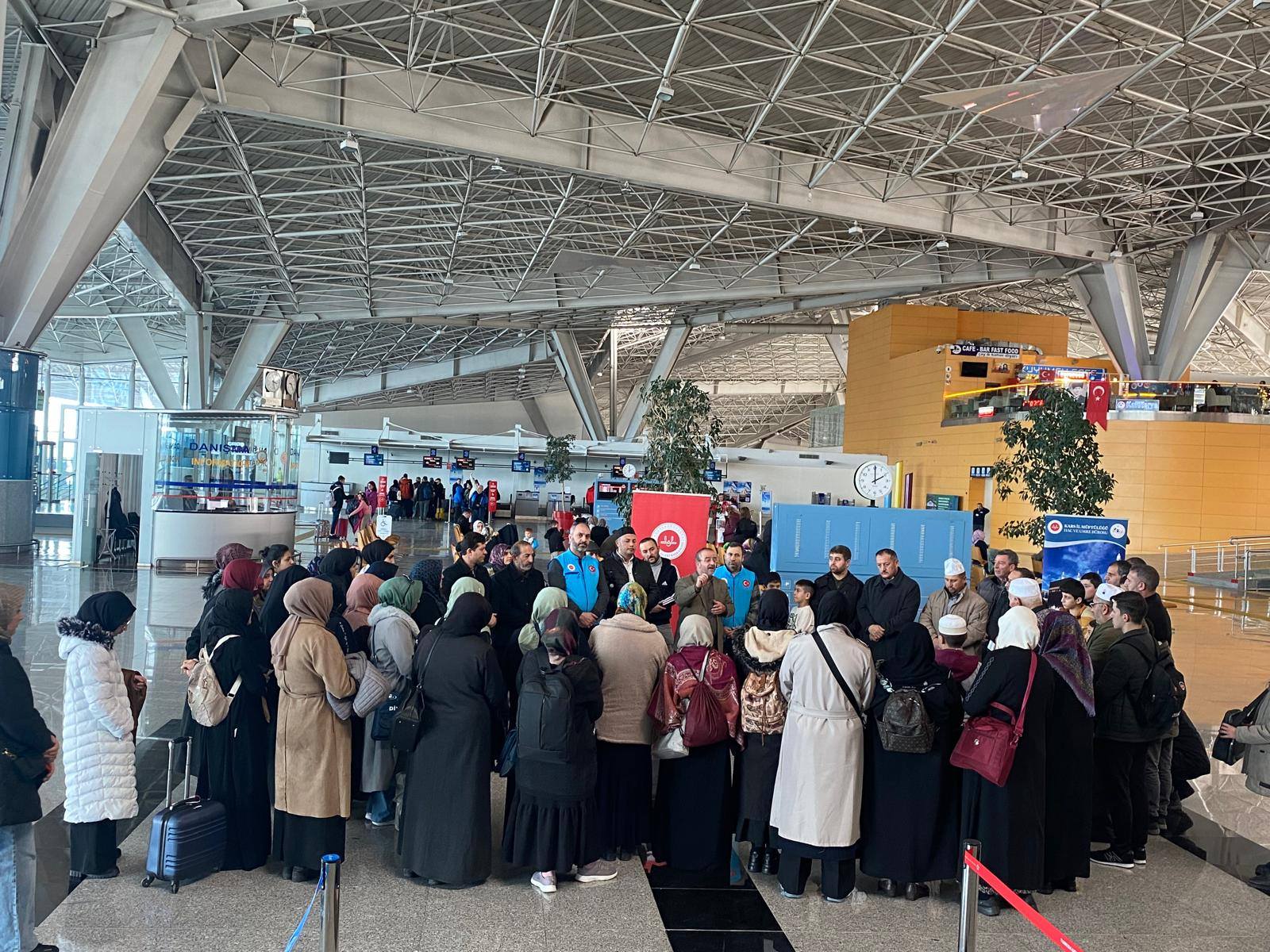 KARS'TAN UMRE YOLCULARI DUALARLA MEDİNE'YE UĞURLANDI