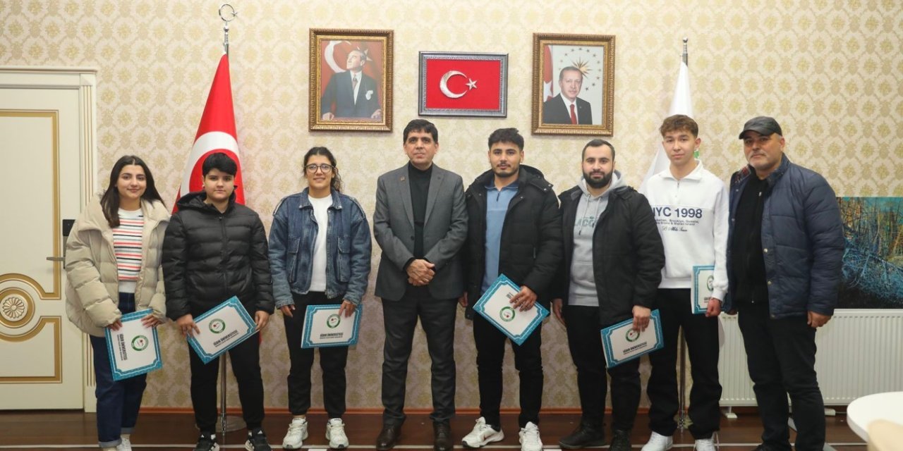 Rektör Alma masa tenisinde şampiyon olan öğrencileri tebrik etti