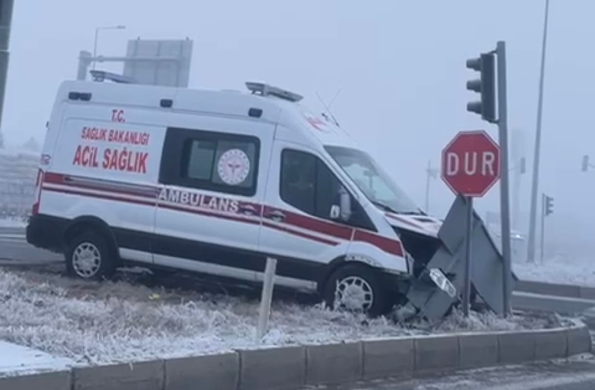 Kars'ta ambulans ile otomobil çarpıştı