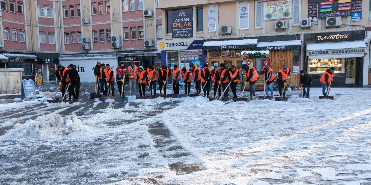 Kar yağışının etkili olduğu Erzincan’da kar küreme çalışmaları sürdürülüyor