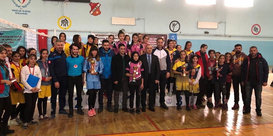 Kağızman Kazım Karabekir, ortaokulu voleybol kızlarda birinci