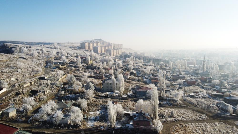 Kars’ta kırağı manzarası mest etti