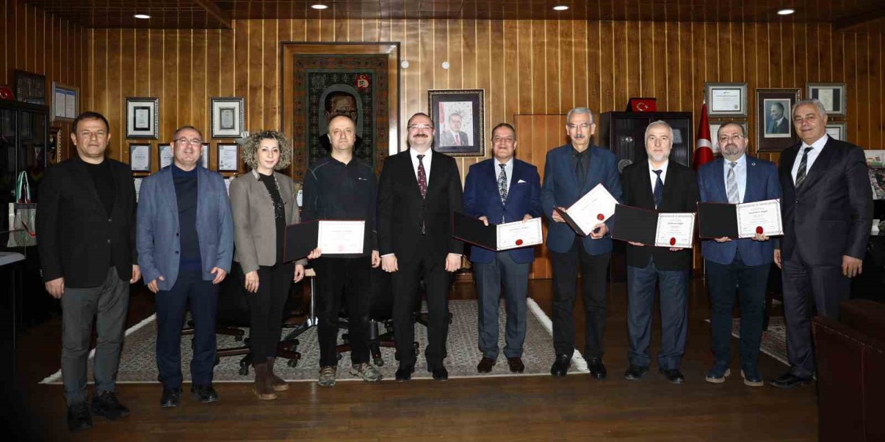 Akredite olan bölümler belgelerini teslim aldı