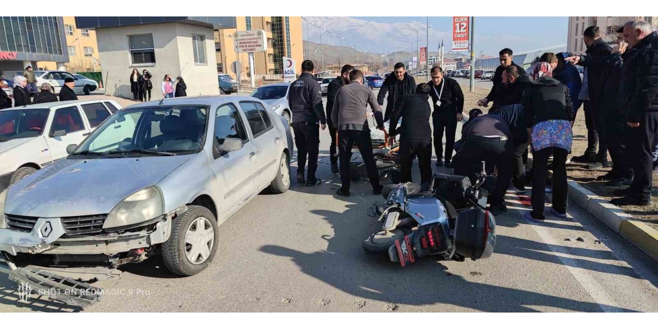 Otomobille çarpışan motosikletin sürücüsü ağır yaralandı