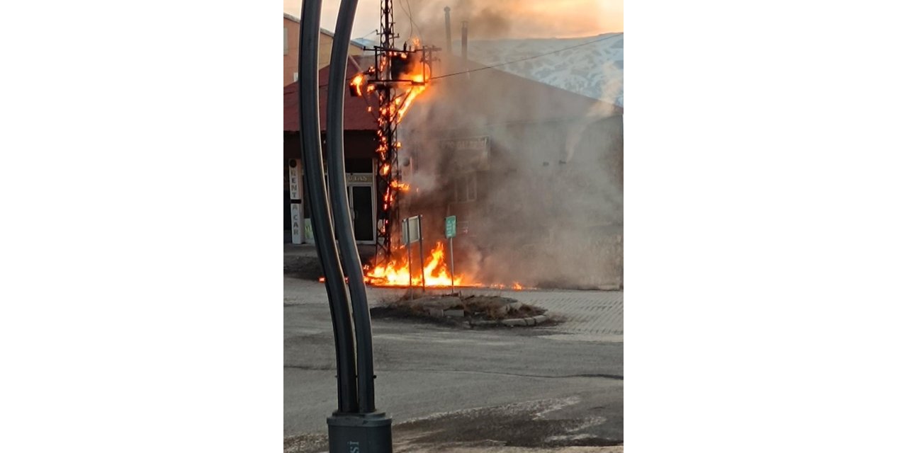 Başkale’de elektrik direği alevlere teslim oldu