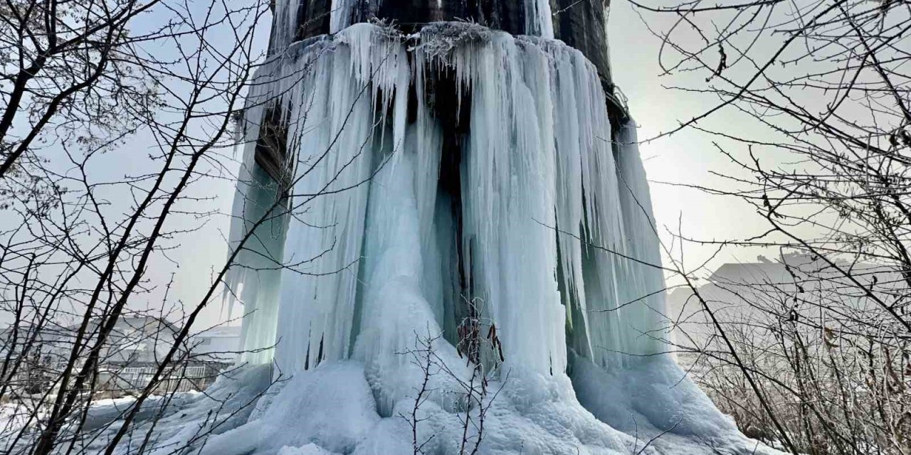Ağrı’da donan su deposunda 15 metre uzunluğunda buz sarkıtları oluştu