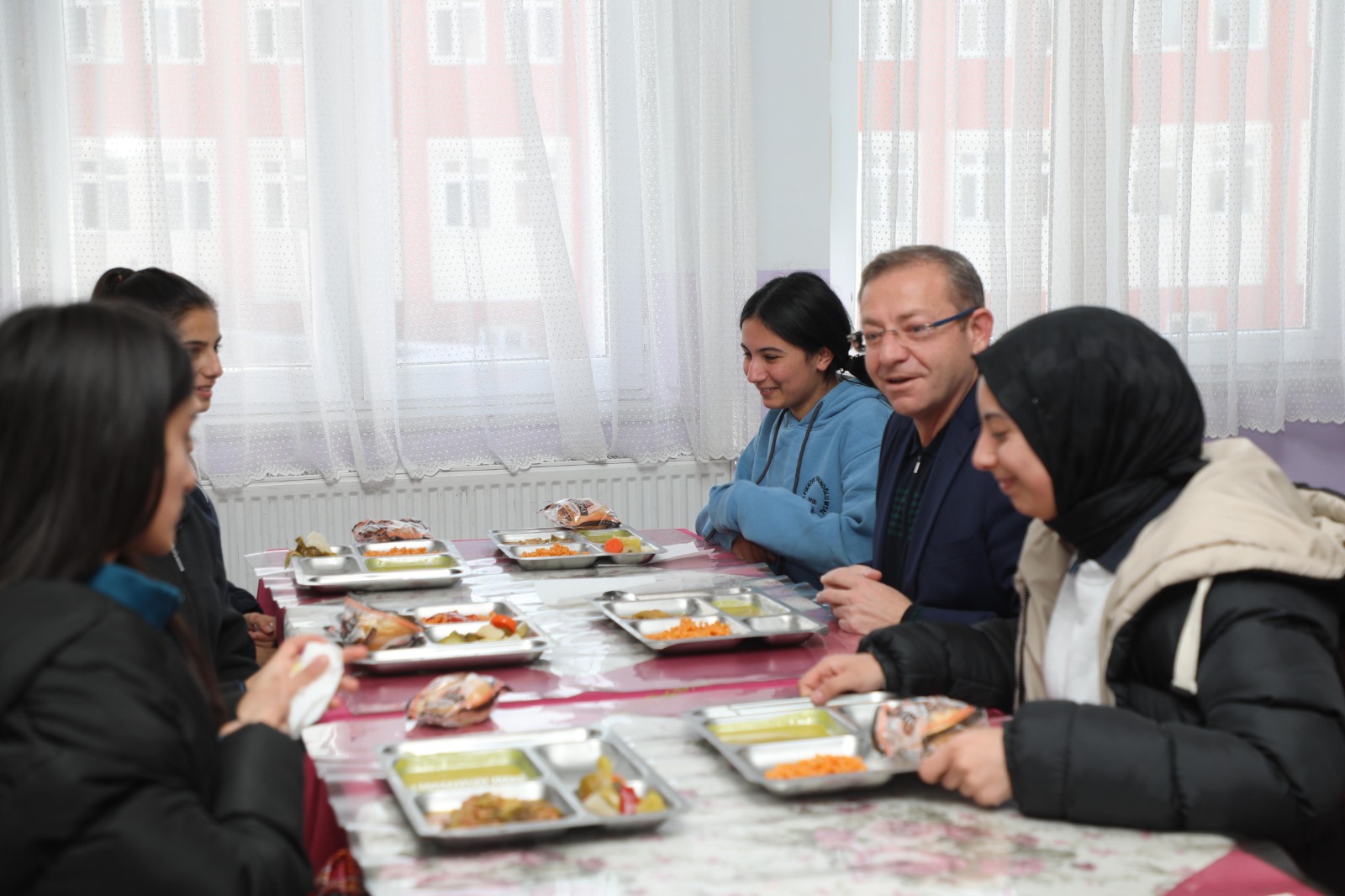 VALİ POLAT’IN OKUL ZİYARETLERİ KALDIĞI YERDEN DEVAM EDİYOR