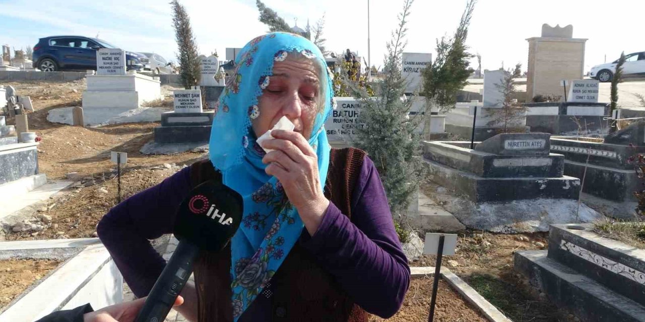 Malatyalı depremzedeler mezarlıklardan ayrılamıyor