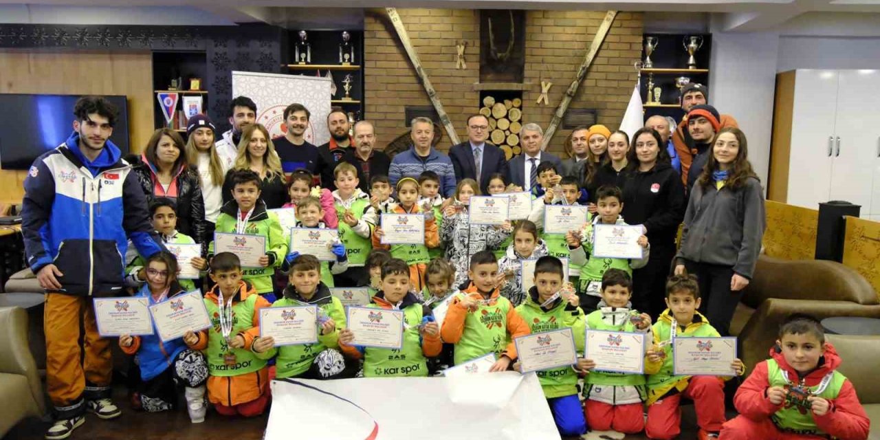 Kar taneleriyle kayak öğrendiler