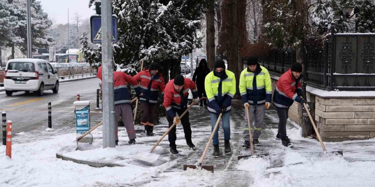 Erzincan’da belediye ekipleri kar küreme çalışması yaptı