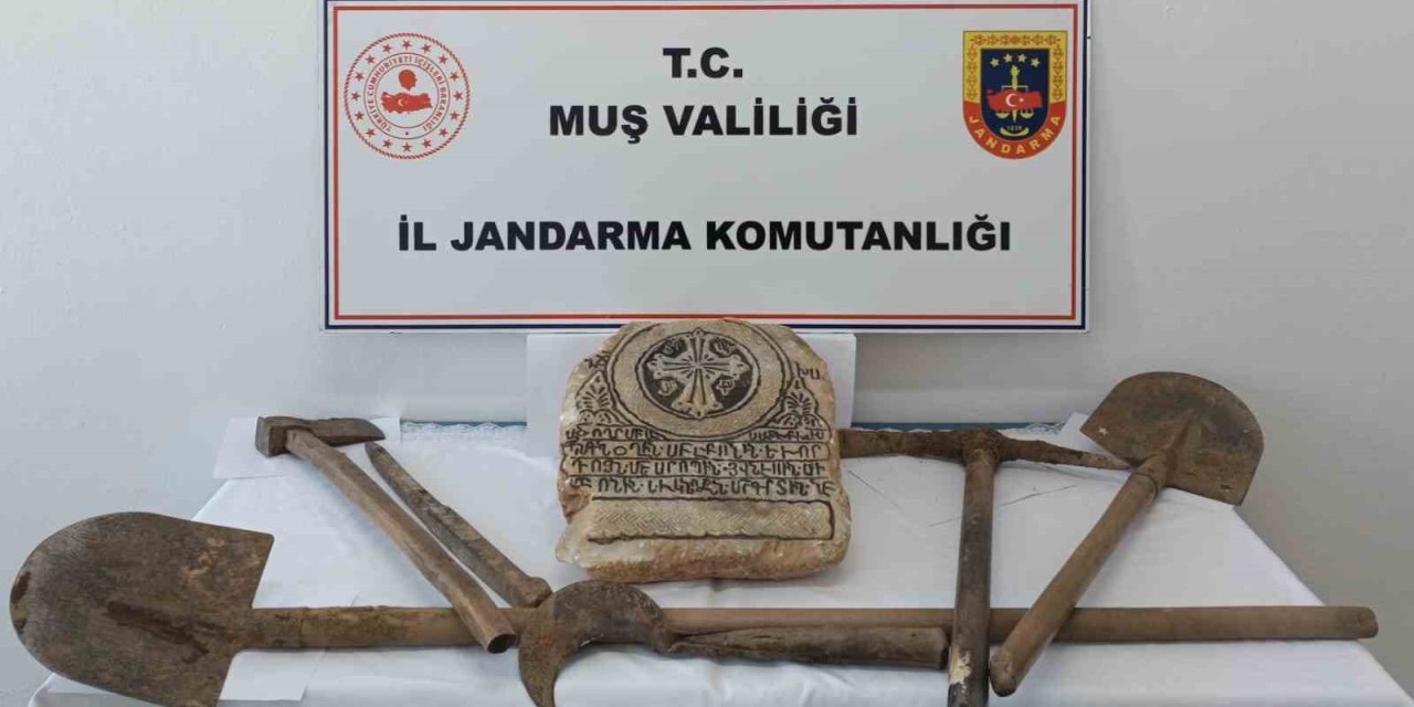Muş’ta kaçak kazıya suçüstü: Tarihi mermer parçası ele geçirildi