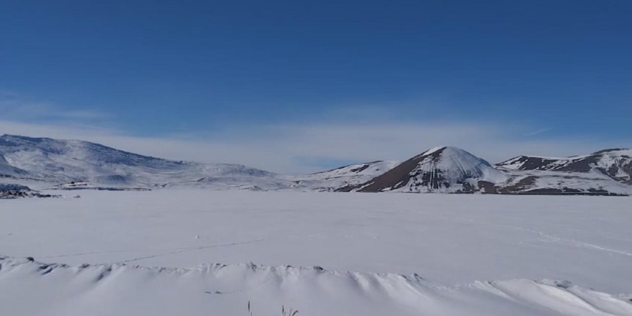 Üzeri buz ve karla kaplanan Taşlıçay Balık Gölü gözden kayboldu
