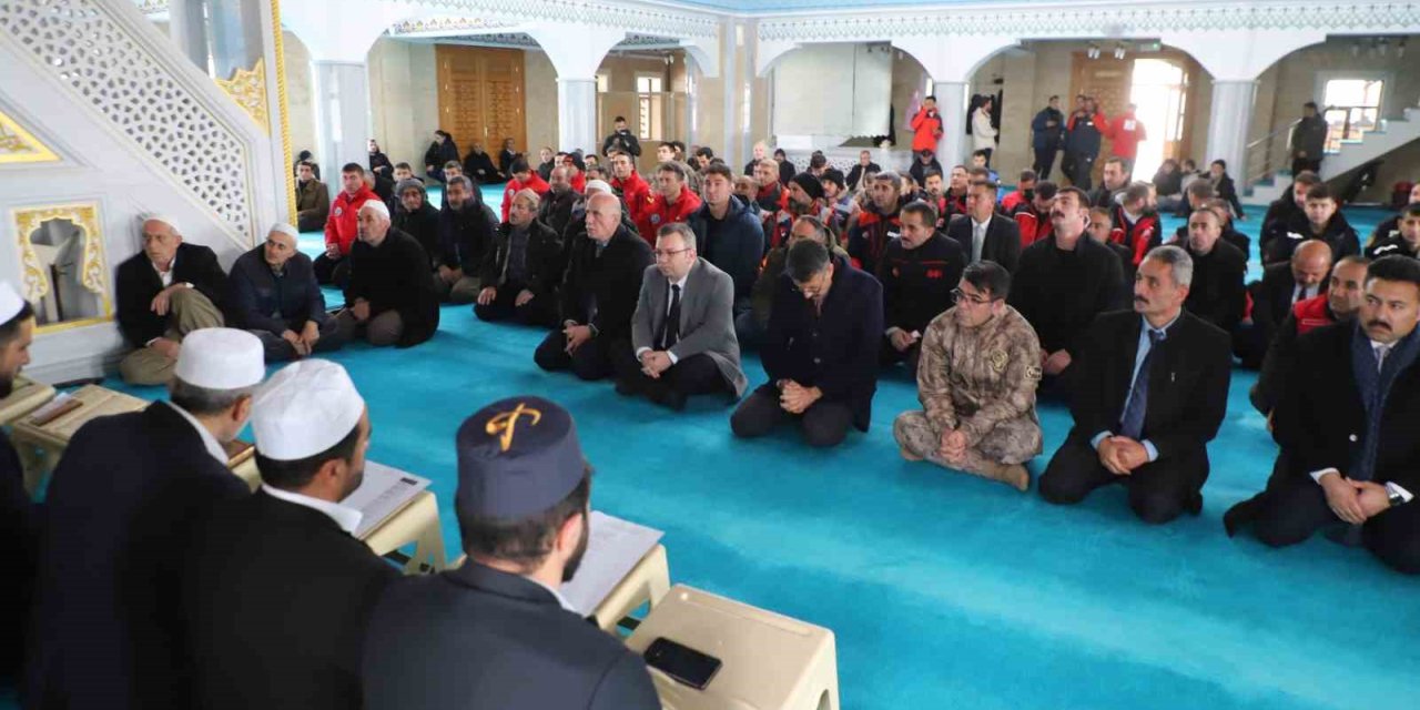 Hakkari deprem şehitlerini unutmadı