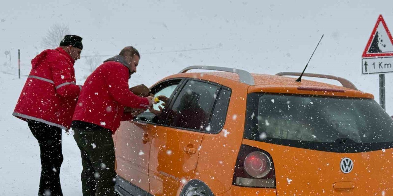 Yolda kalanların yardımına Kızılay ekipleri yetişti