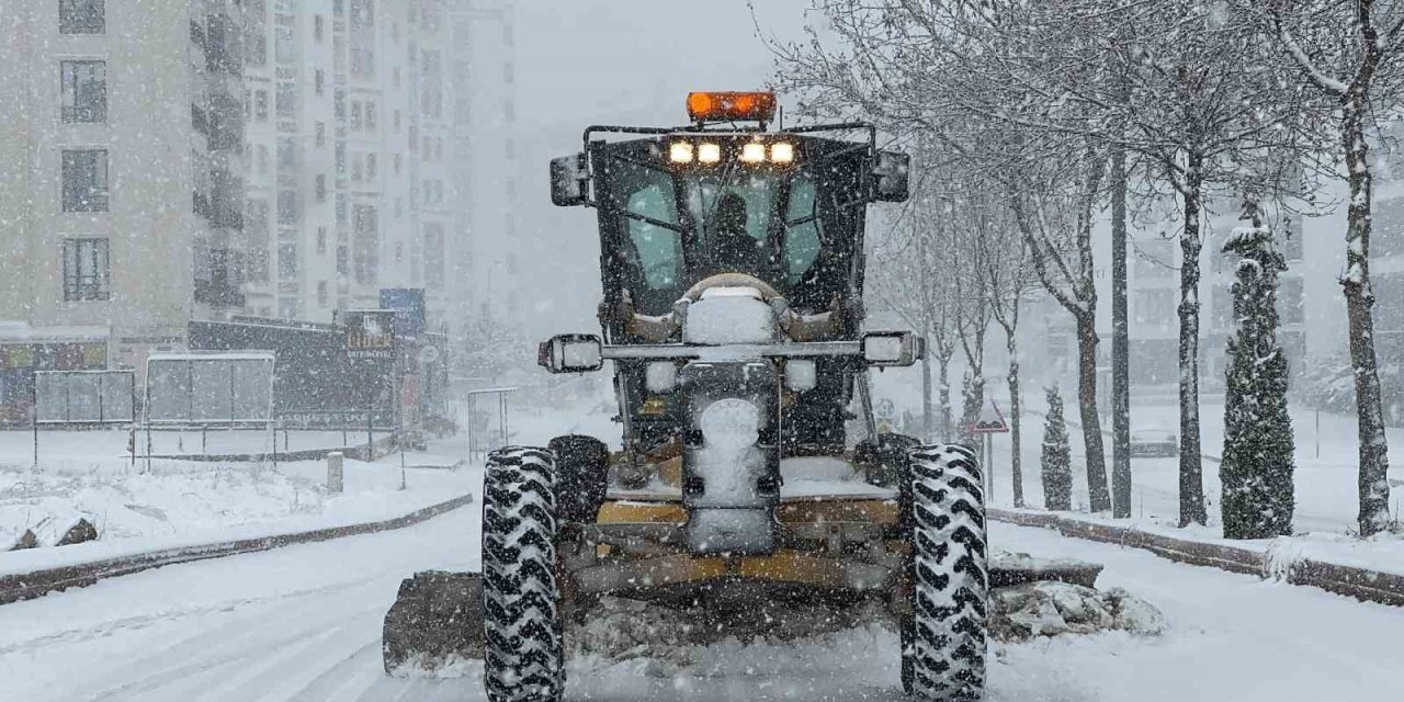 Elazığ’da karla mücadele çalışmalarını aralıksız sürdürüyor