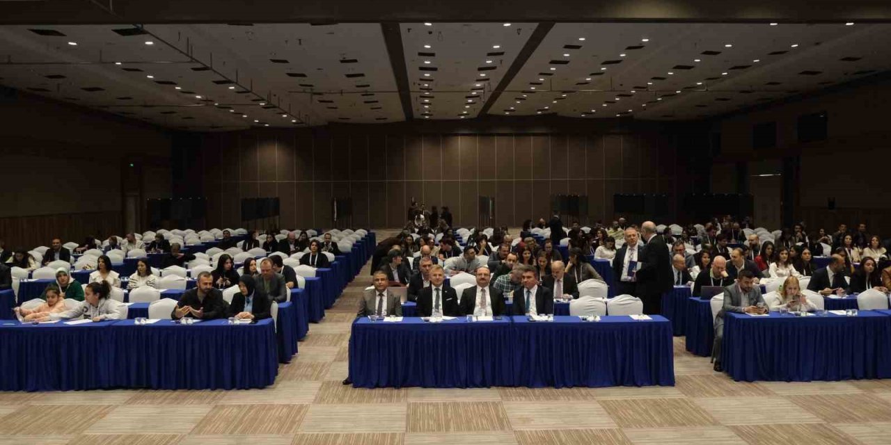 Rektör Hacımüftüoğlu: "Üniversitemiz, ilaç ve kimya alanında akademik ve endüstriyel iş birliklerine öncülük etmektedir"