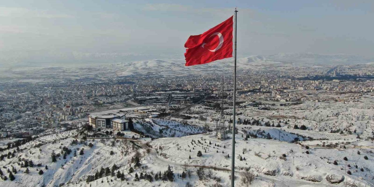 Beyaz gelinliğini giyen Elazığ’da dondurucu soğuklar başladı