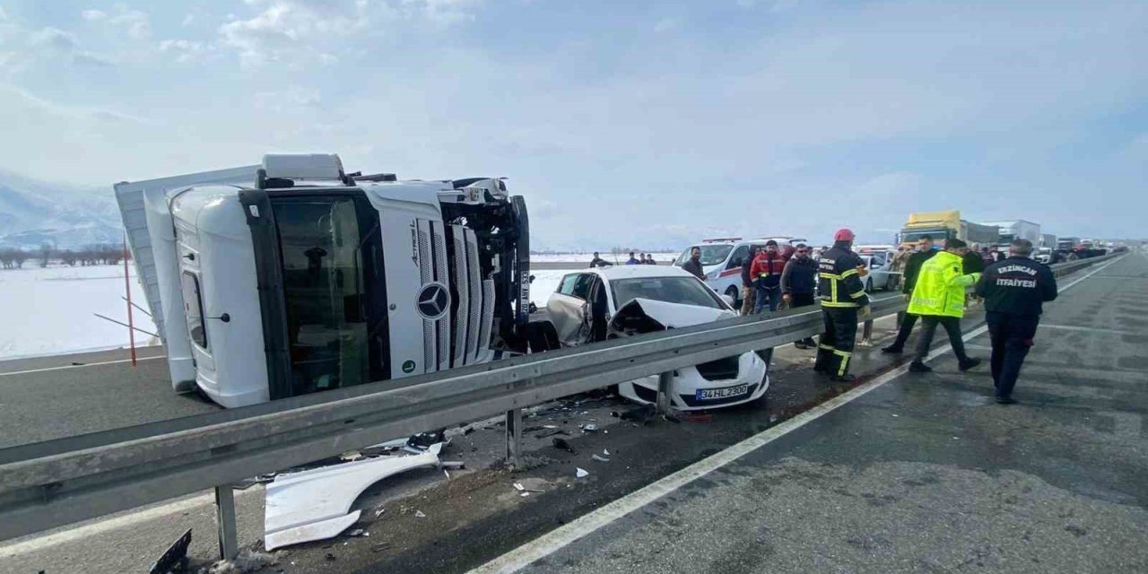 Erzincan’da tır ile otomobil çarpıştı: 3 yaralı