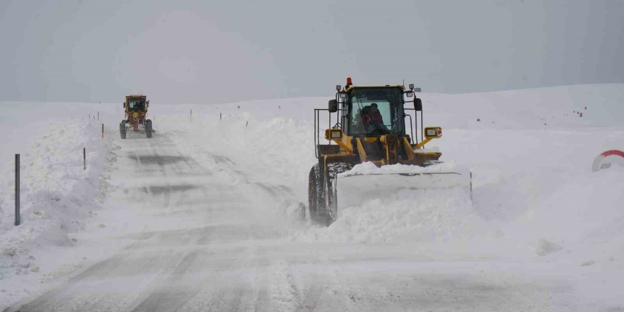 Karla kapanan Hasköy-Mutki yolu ulaşıma açıldı