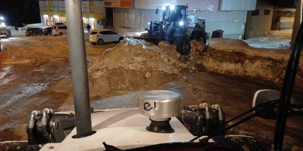 Hakkari’de karla mücadele çalışması