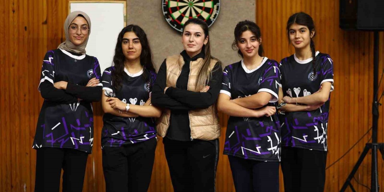 Tercan Anadolu Lisesi kız dart takımı bölge birincisi