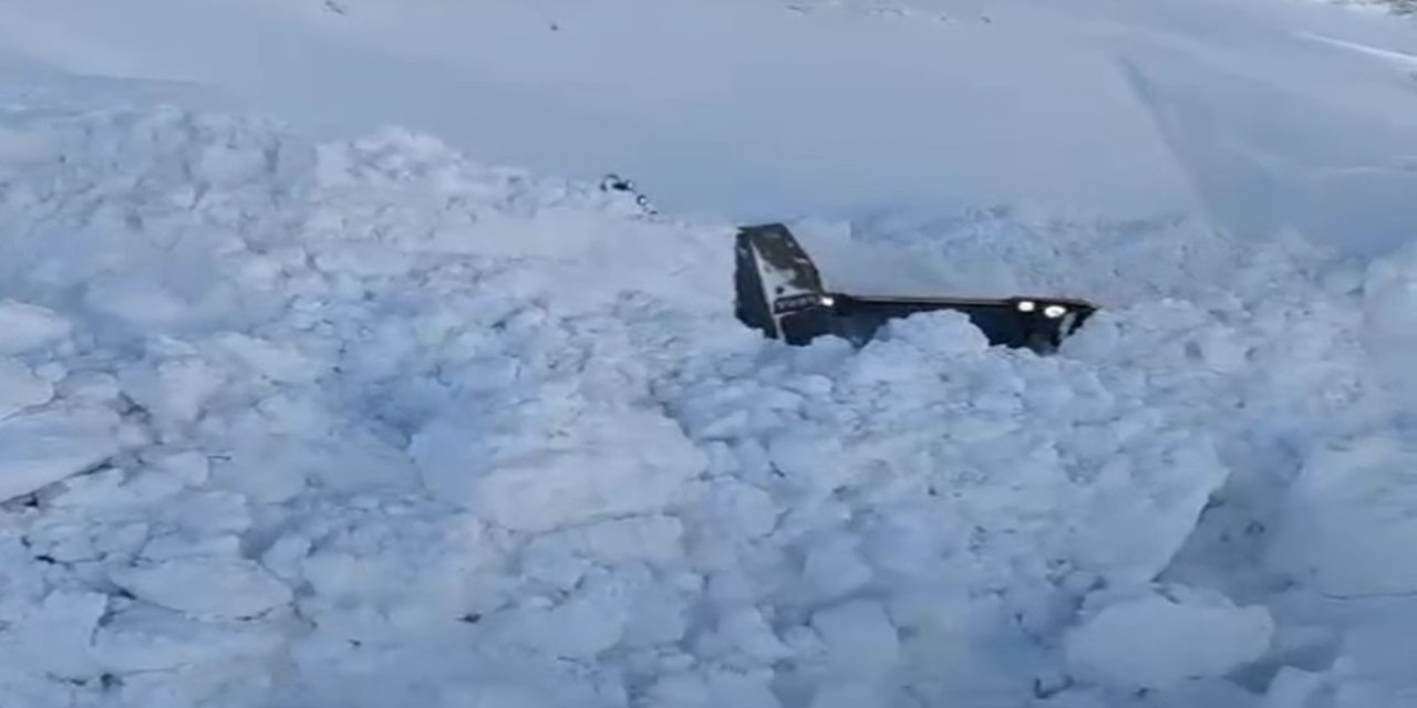 Yüksekova’da 5 metreyi geçen kar tünellerinde çalışma