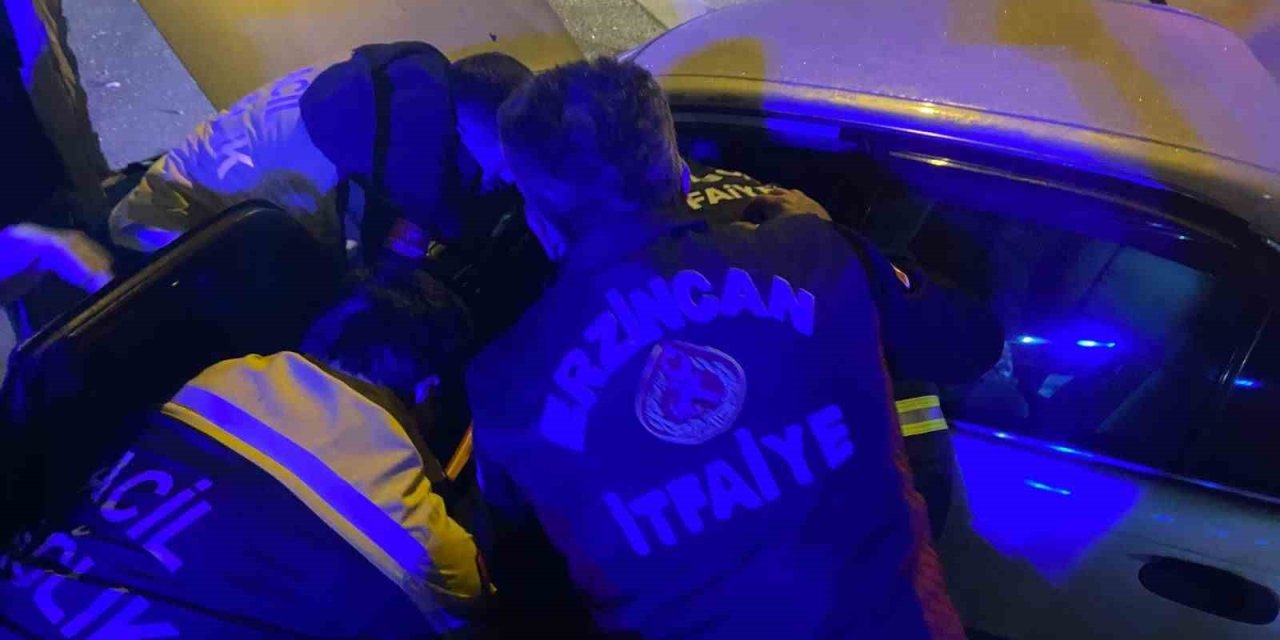 Sinyalizasyon ışıklarında bekleyen iki otomobile arkadan gelen otomobil çarptı: 3 yaralı