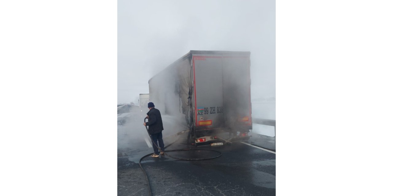 Tırın dorsesi yandı