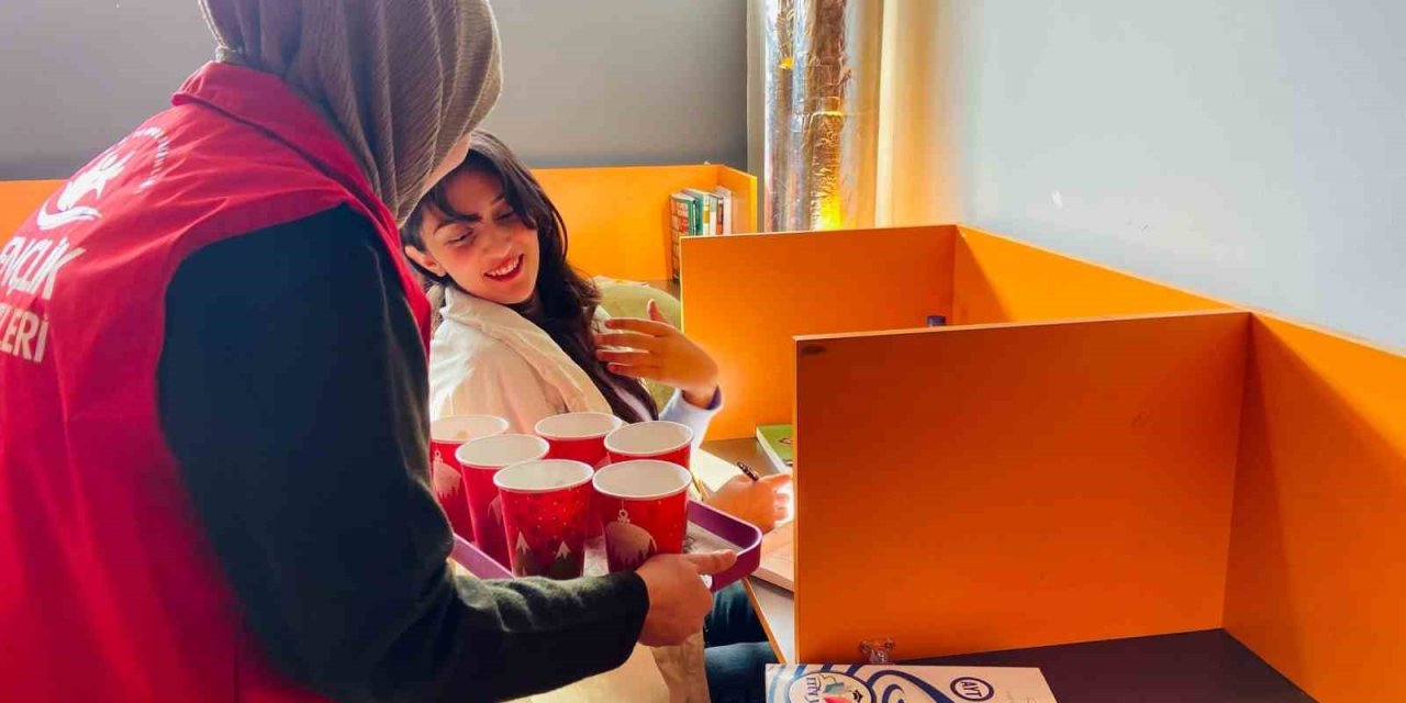 Öğrencilere sıcak çorba ikramında bulundular