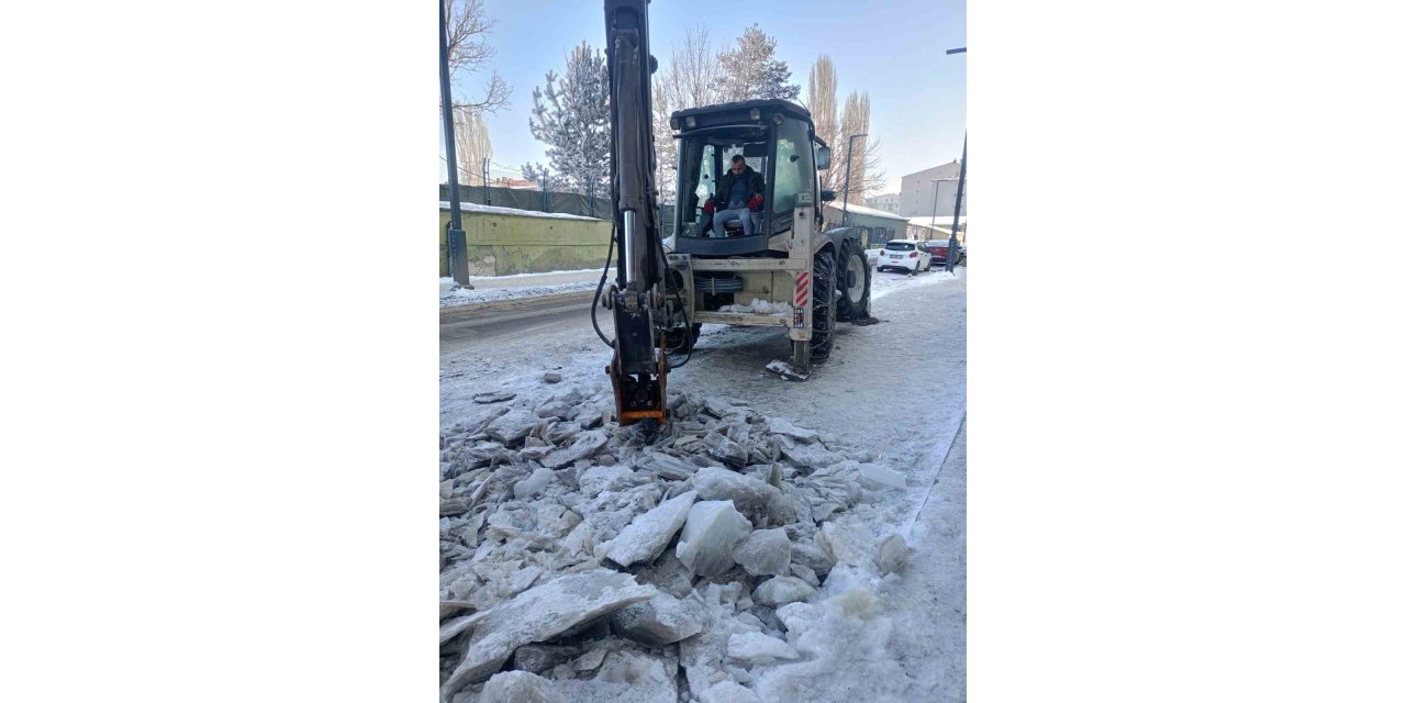 Belediye ekiplerinden buzla mücadele