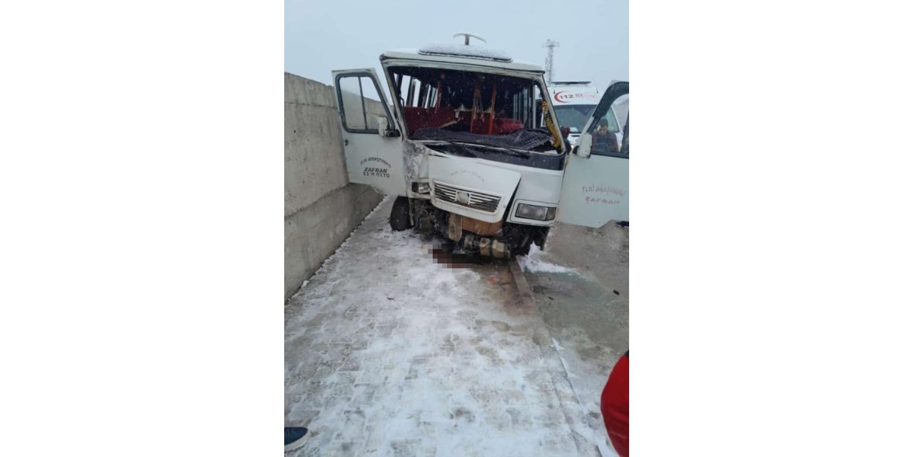 Elazığ’da minibüs istinat duvarına çarptı: 9 yaralı