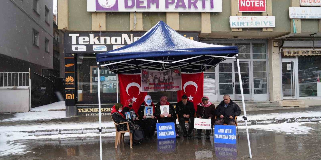 Muş’ta aileler kar altında evlat nöbetine devam ediyor