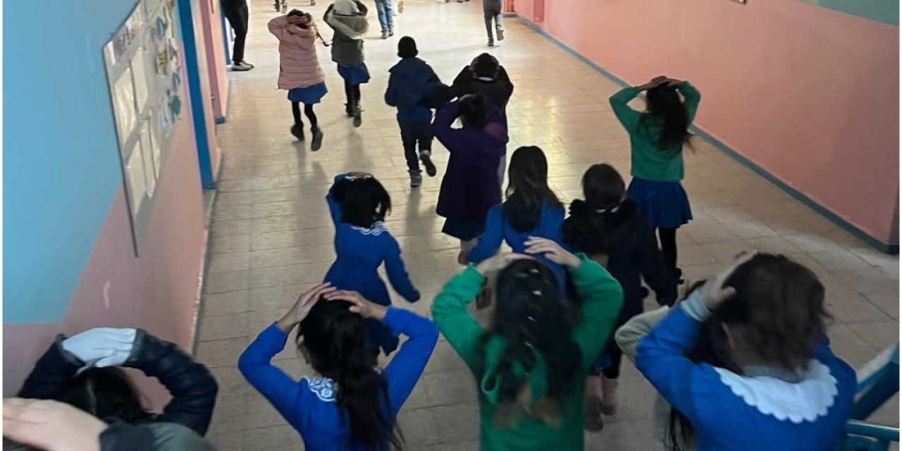 Öğrencilere deprem tatbikatı düzenlendi