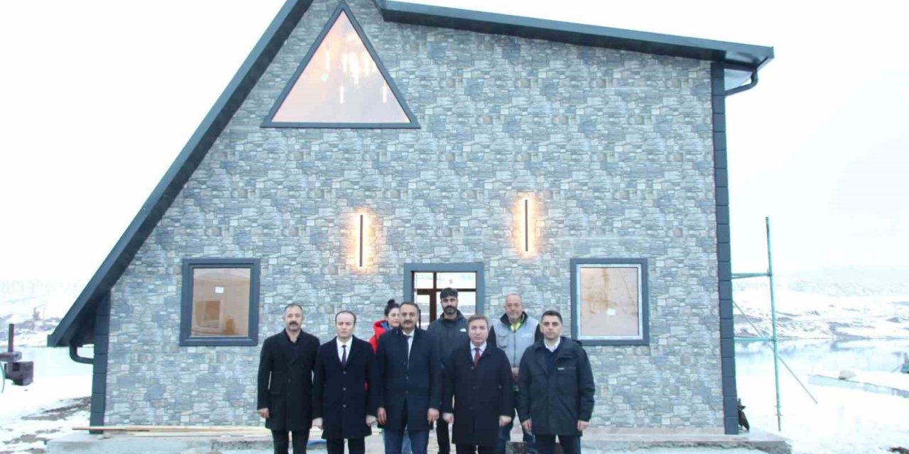 Vali Aydoğdu, İliç’te yaptırılan bungalov evlerde incelemelerde bulundu