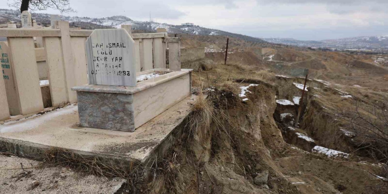 Elazığ’da 35 kabrin bulunduğu mezarlıkta heyelan
