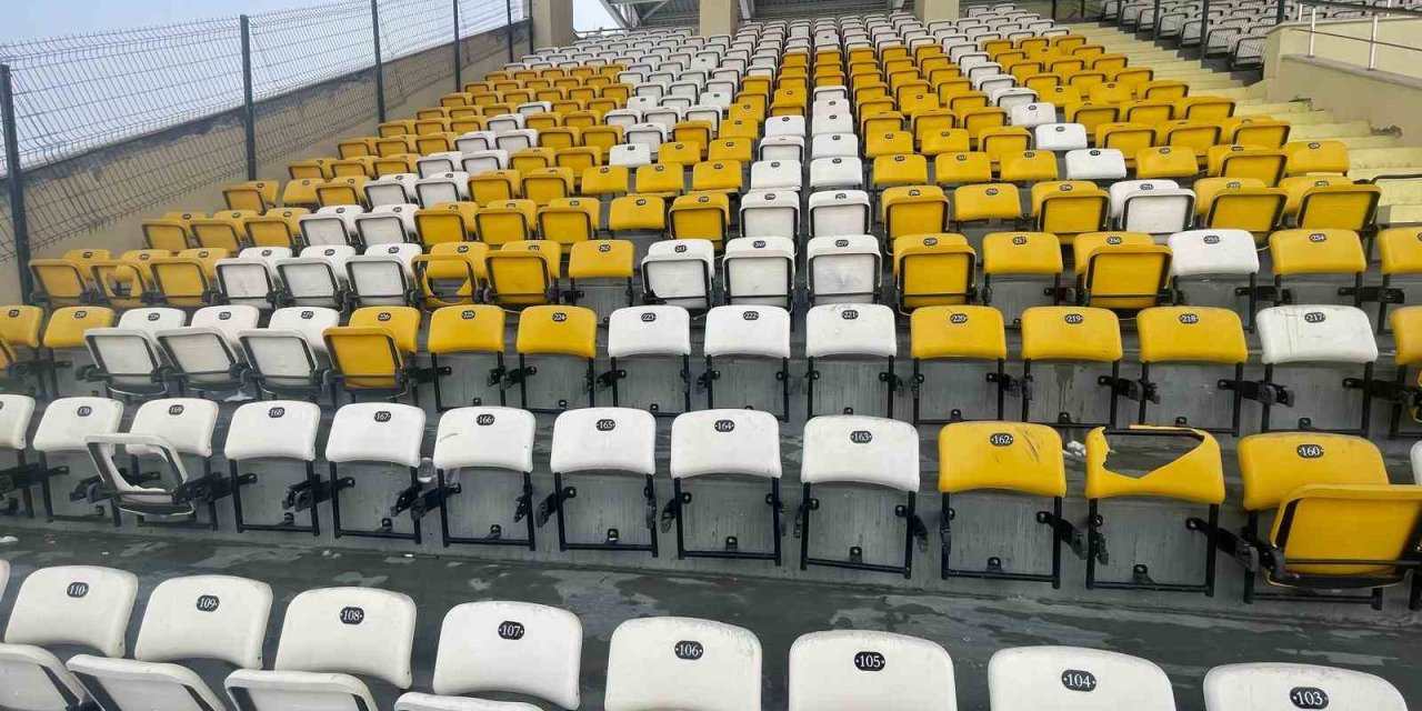 Bursaspor maçında 300 koltuk kırıldı