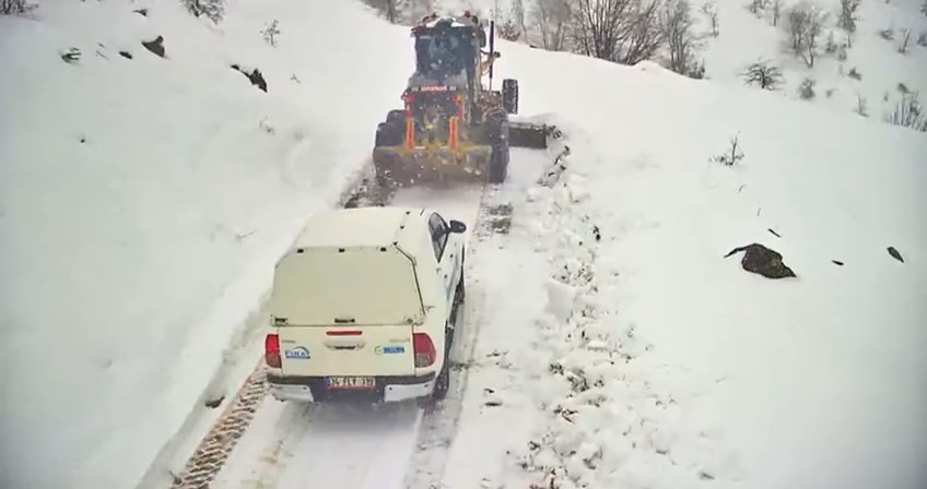 Ekipler elektrik kesintisi yaşanan köy için seferber oldu