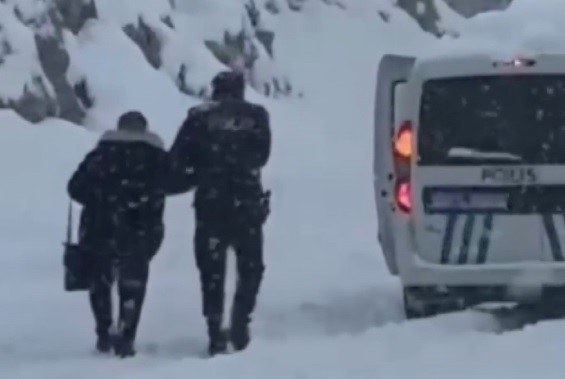 Karda mahsur kalanların yardımına polisler yetişti