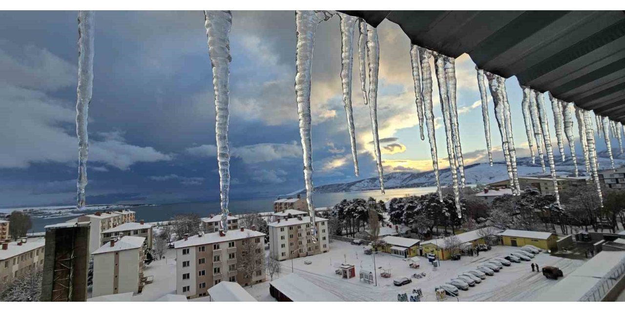 Tatvan’da kar yağışı: 40 köy yolu ulaşıma kapandı