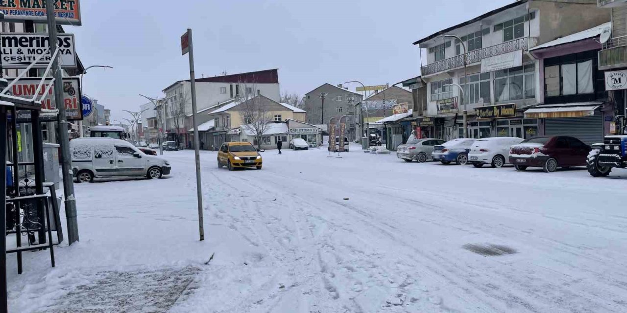 Malazgirt’te kar yağışı: Okullar tatil edildi