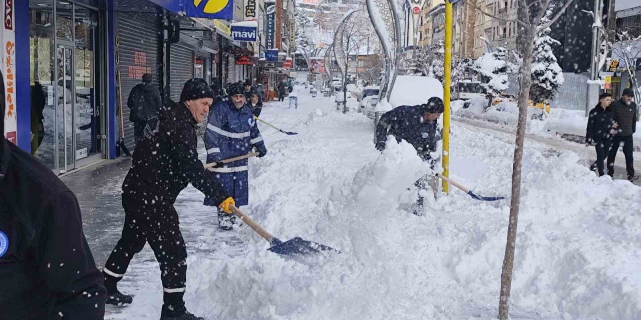 Hakkari Belediyesinden karla mücadele seferberliği