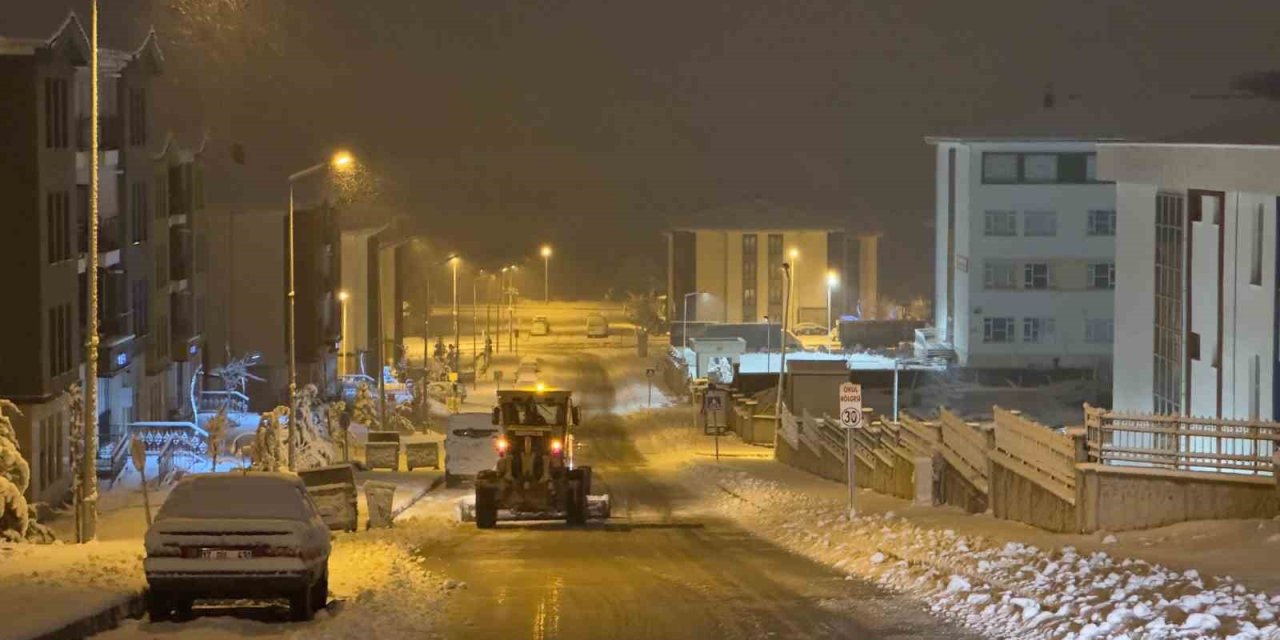 Elazığ Belediyesi ekipleri, karla mücadele için gece gündüz sahada
