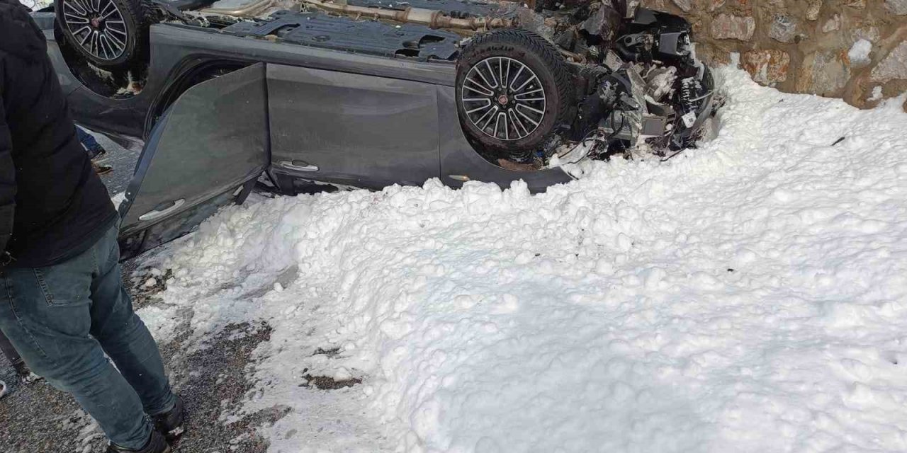 Bitlis’te otomobil takla attı: 2 yaralı